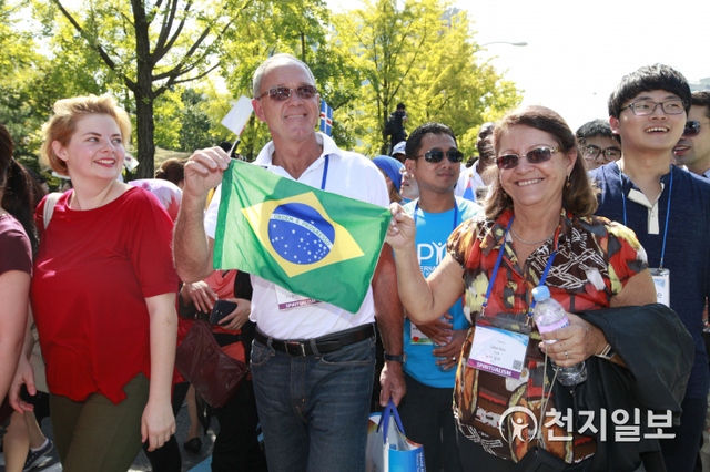 2014년 9월 19일 평화걷기대회가 서울올림픽공원 평화의 광장에서 열린 가운데 한 참석자가 브라질 국기를 들어보이고 있다. ⓒ천지일보DB