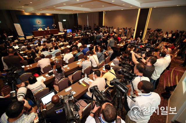 2014년 9월 16일 서울 광진구 쉐라톤 워커힐호텔에서 만국회의에 앞서 기자회견을 연 가운데 외신 기자들이 열띤 취재 경쟁을 벌이고 있다. ⓒ천지일보DB