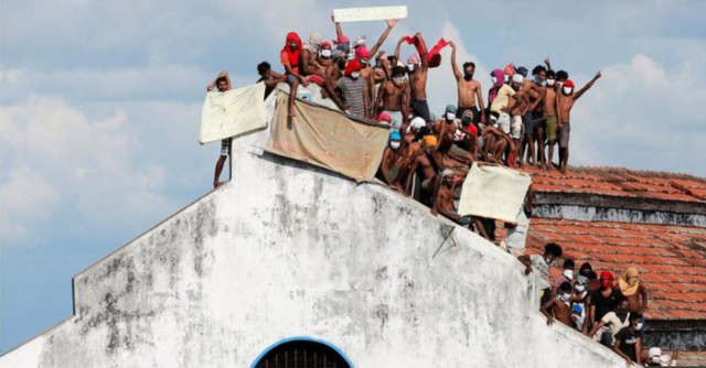 스리랑카 콜롬보 벨리 카다 감옥의 수감자들이 구치소 건물 꼭대기 위에 올라가 석방 시위를 벌이고 있다. 최근 몇 주 동안 스리랑카에서 발생한 일련의 교도소 폭동 중 가장 최근에 발생한 것으로, 수감자 중 코로나 감염 사례가 계속 증가하고 있다. (출처: 로이터)
