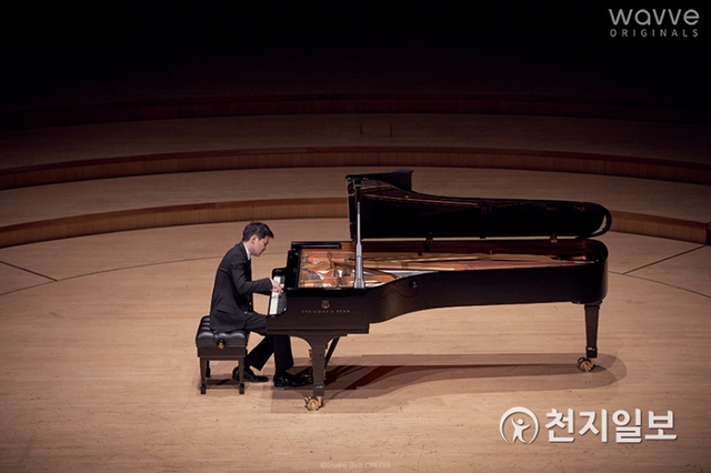 피아니스트 임동혁이 피아노를 연주하고 있다. (제공: 웨이브) ⓒ천지일보 2021.1.21