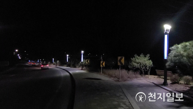 영월군에서 영월읍의 관문이 흰재에 설치된 야간 조명이 아름답게 거리를 밝히고 있다. (제공: 영월군청) ⓒ천지일보 2021.1.21
