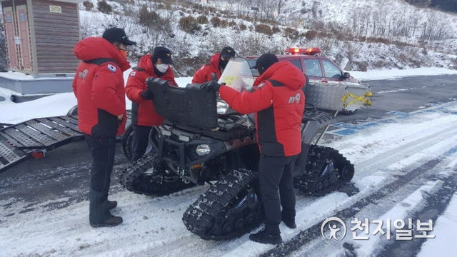 21일 태백소방서 구조대원들이 겨울철 특별 산악구조훈련을 마치고 산악구조에 사용한 스노우 바이크를 점검하고 있다. (제공: 태백소방서) ⓒ천지일보 2021.1.21