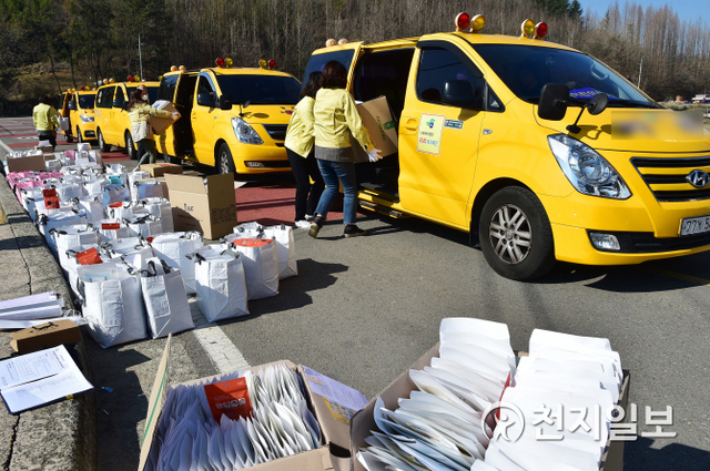6일 진주시 관계자들이 어린이 동반 가정용 마스크를 어린이집과 유치원에 배부하고 있다. (제공: 진주시) ⓒ천지일보 2020.3.6