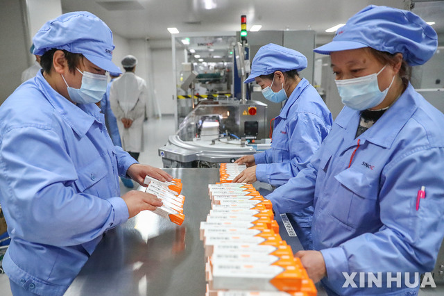 [ 베이징=신화/뉴시스] 20일 중국 베이징 시노백에서 직원들이 코로나19 백신을 생산하고 있다.