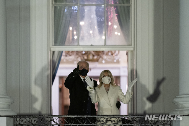 [워싱턴=AP/뉴시스] 20일(현지시간) 백악관 발코니에서 불꽃놀이와 취임축하공연을 지켜보는 조 바이든 대통령과 질 바이든 여사.