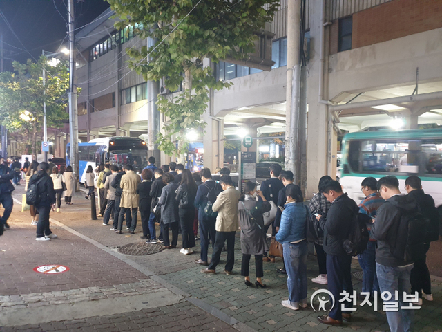 서울 영등포구 당산역 2번 출구 앞 광역버스 정류장에서 승객들이 100m 이상 길게 줄을 서 있다. (제공: 영등포구) ⓒ천지일보 2021.1.21
