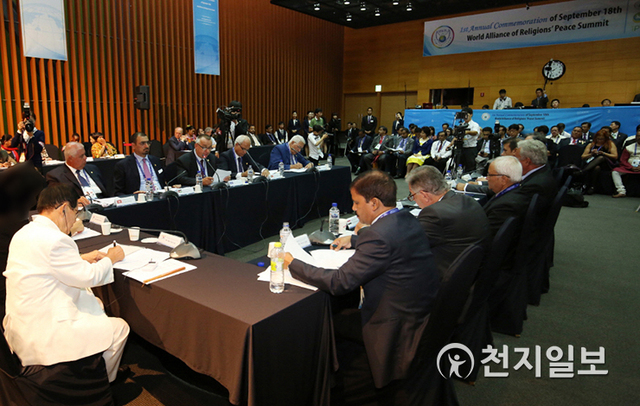 2015년 9월 19일국제법 관계자들이 전쟁 종식 국제법 초안을 논의하고 있다. 이날 세계 국제법 전문가 등을 위원으로 하는 HWPL 국제법제정평화위원회가 공식 출범했다. (제공: HWPL) ⓒ천지일보 2021.1.22