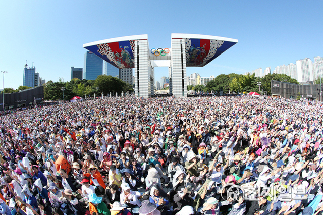 2015년 9월 18일 ‘9.18 평화 만국회의 1주년 기념식’이 서울 올림픽공원 평화의 문에서 열리고 있다. (제공: HWPL) ⓒ천지일보 2021.1.22