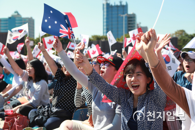2015년 9월 18일 ‘9.18 평화 만국회의 1주년 기념식’이 서울 올림픽공원 평화의 문에서 열린 가운데 참석자들이 환호하고 있다. ⓒ천지일보 DB