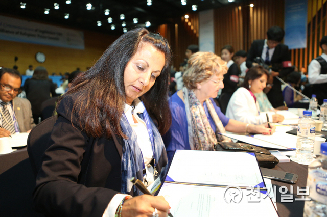 2015년 9월 18일 열린 ‘전쟁 종식 세계 평화 국제법안 제정을 위한 촉구 회의’에서 참석자들이 전쟁종식 세계평화 국제법 제정을 촉구한다는 내용에 서명하고 있다. ⓒ천지일보 DB