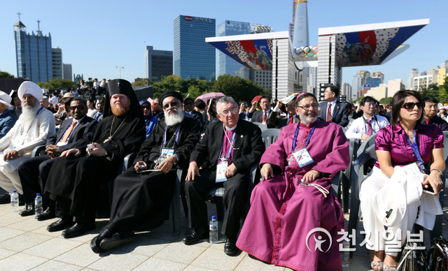 2015년 9월 18일 ‘9.18 평화 만국회의 1주년 기념식’이 서울 올림픽공원 평화의 문에서 열리고 있다. 행사에 참석한 종교지도자들.  ⓒ천지일보 DB