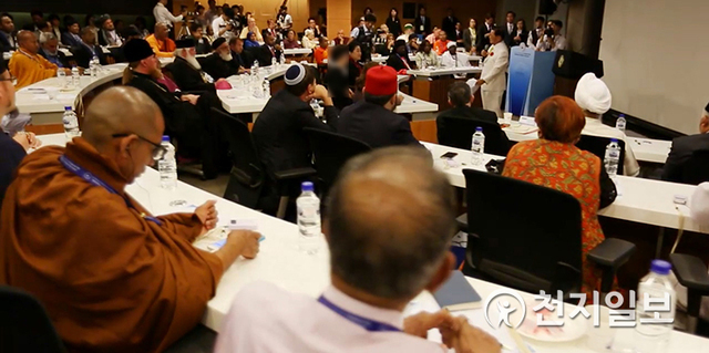2015년 9월 18일 개최된 종교지도자 콘퍼런스에서 이만희 대표가 발제에 나서 종교통합의 중요성을 설명하고 있다. (제공: HWPL) ⓒ천지일보 2021.1.22