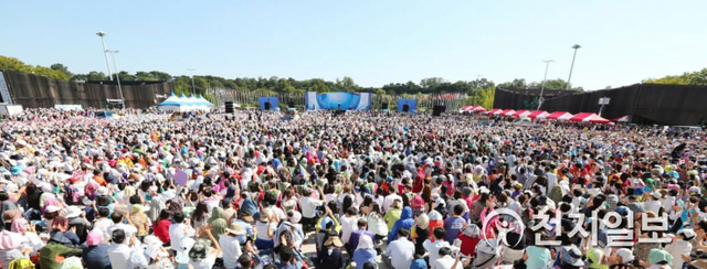 2015년 9월 18일 ‘9.18 평화 만국회의 1주년 기념식’이 서울 올림픽공원 평화의 문에서 열리고 있다. 이 행사에는 각국 전·현직 대통령·총리, 주요 국제법 전문가, 92개국 종교·청년·여성 지도자 등 회원 5만 7000여명이 참석했다. (제공: HWPL) ⓒ천지일보 2021.1.22