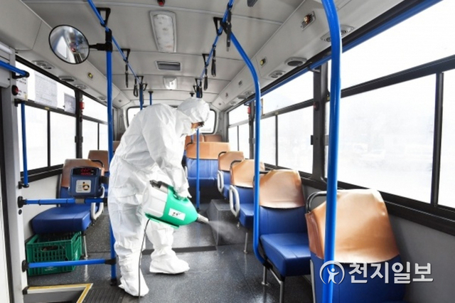 경기도가 대중교통 기피 심리를 완화하기 위해 도내 시내·시외·마을버스에 방역을 실시하고 있다. (제공: 경기도) ⓒ천지일보 2021.1.22