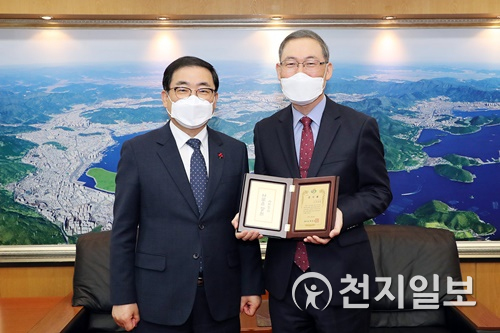 허성무 창원시장이 22일 LG전자 송대현 사장에게 감사패 전달하고 있다.(창원시청 제공)ⓒ천지일보 2021.1.22