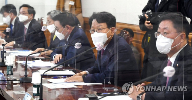 김광수 은행연합회장(오른쪽 두번째)이 22일 오전 서울 중구 명동 은행회관에서 열린 'K뉴딜 지원 방안' 주제 회의에서 발언하고 있다. (출처:연합뉴스)