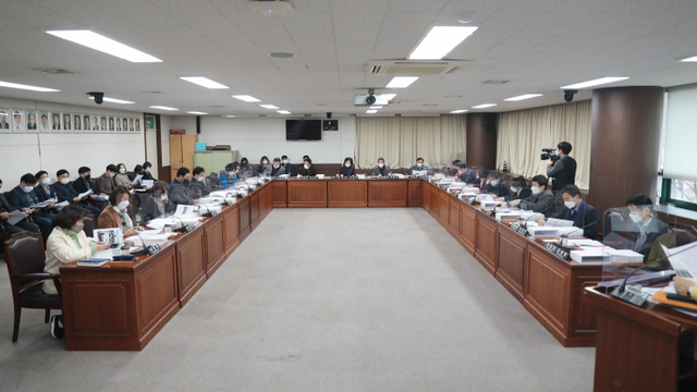 안산시의회가 21일 의회 대회의실에서 의원총회를 개최했다. ⓒ천지일보 2021.1.22