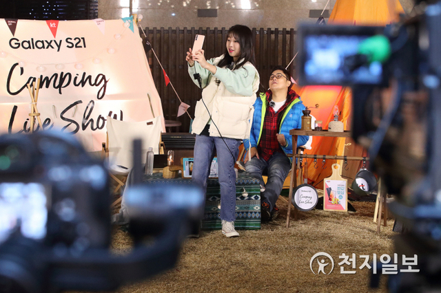 먹방 BJ 쯔양(왼쪽)과 방송인 박권이 ‘이색적인 캠핑 먹방’을 콘셉트로 라이브쇼를 진행하고 있다. (제공: KT) ⓒ천지일보 2021.1.22