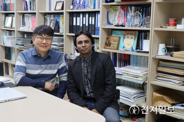 박재영 교수(왼쪽)와 살라우딘(Md. Salauddin) 박사. (제공: 광운대학교) ⓒ천지일보 2021.1.22