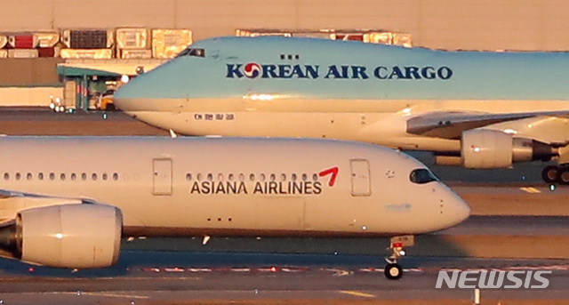 인천국제공항 전망대에서 바라본 계류장에 대한항공과 아시아나항공 비행기가 교차하고 있는 모습. (출처: 뉴시스)