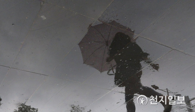 [천지일보=남승우 기자] 시민들이 우산을 쓴 채 출근길을 서두르고 있다. ⓒ천지일보 DB