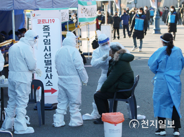 [천지일보=남승우 기자] 신종 코로나바이러스 감염증(코로나19) 임시 선별진료소를 찾은 시민들이 코로나19 검사를 받고 있다. ⓒ천지일보DB