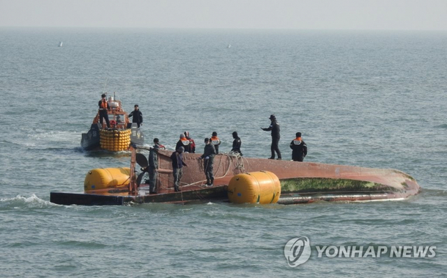 인천 옹진군 소연평도 해상 전복된 소형 선박 수색에 해경 잠수요원 투입. (출처: 연합뉴스)