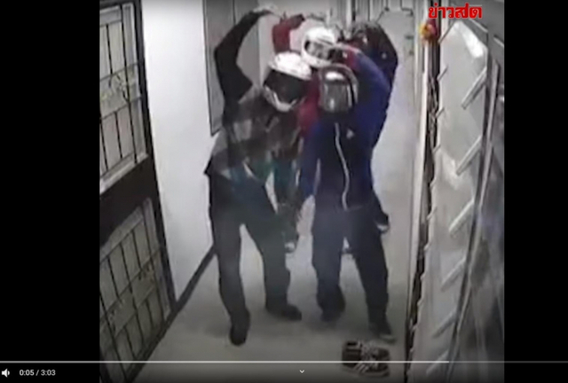 훔친 신발을 다시 갖다 놓으며 CCTV를 보고 팔 하트 표시하는 10대 도둑들 (출처:카오솟TV 유튜브 영상 캡처, 연합뉴스)