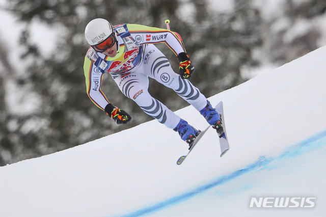독일 로메드 바우만이 1월 24일 일요일 오스트리아 키츠부엘에서 열린 알파인 스키 남자 월드컵 활강 도중 코스를 완주하고 있다. (출처: AP/뉴시스)