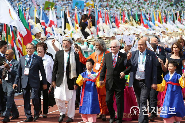 2016년 9월 18일 ‘9.18 평화 만국회의 2주년 기념식’이 열린 가운데 각국 정치 인사들이 참석자들의 환호를 받으며 입장하고 있다. (제공:HWPL) ⓒ천지일보 2021.1.24