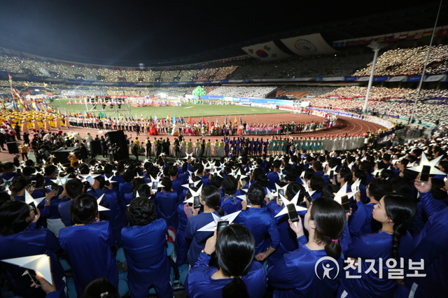 2016년 9월 18일 ‘9.18 평화 만국회의 2주년 기념식’이 서울 잠실올림픽주경기장에서 10만명이 모인 가운데 대규모 평화 축제가 열렸다.  행사 마지막 프로그램 대동제가 진행되고 있다. (제공:HWPL) ⓒ천지일보 2021.1.24