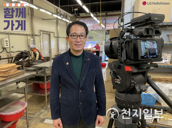 순천에서 누룽지 가게를 운영하는 소상공인이 인터뷰하고 있다. (제공: LG헬로비전) ⓒ천지일보 2021.1.25