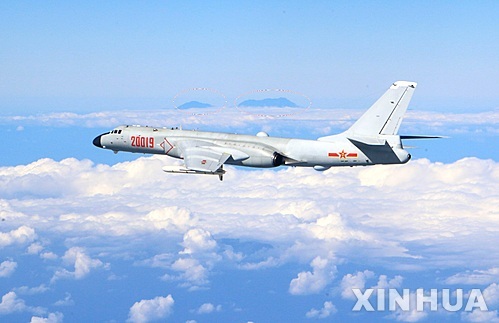 【베이징=신화/뉴시스】2016년 중국군이 공개한 최신형 전략폭격기 훙(轟·H)-6K 사진에 대만 산봉우리들이 포함된 것으로 확인돼 대만에서 중국 무력침공 우려가 확산되고 있다.