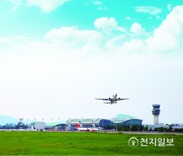 전라남도가 코로나19로 운항이 중단된 무안국제공항을 활성화하기 위해 한국 통합관광 사업과 기반·편익시설 확충 등 다양한 시책을 마련하고 본격 추진한다. 사진은 무안국제공항 전경. (제공: 전남도청) ⓒ천지일보 2021.1.25