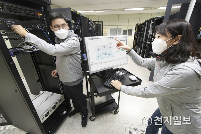 KT 대전연구개발센터에서 연구원들이 양자암호 관련 기술 및 표준을 연구하고 있다. (제공: KT) ⓒ천지일보 2021.1.26