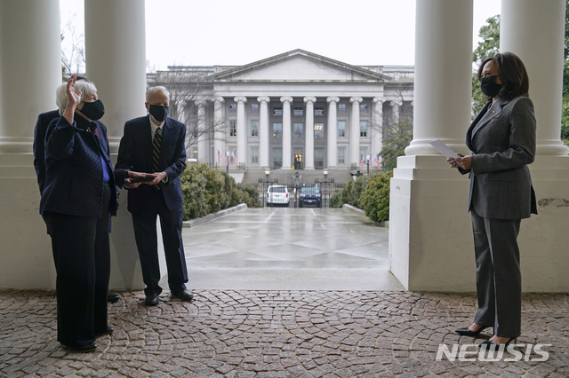 재닛 옐런(왼쪽)미국 재무장관이 26일(현지시간) 카멀라 해리스 부통령 앞에서 취임 선서를 하고 있다. 미국 워싱턴 백악관에서 진행된 이날 선서식을 마친 뒤 옐런 장관은 