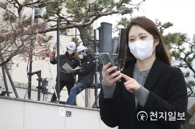 KT 직원들이 서울 종로구 KT 광화문사옥에 시범적으로 구축한 5G 단독모드(SA) 네트워크를 이용해 체감품질을 점검하고 있다. (제공: KT) ⓒ천지일보 2021.1.27