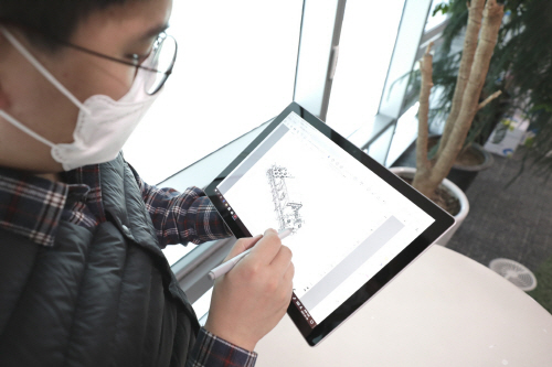 삼성엔지니어링의 한 설계엔지니어가 태블릿PC를 통해 설계도면을 확인하고 있다. (제공: 삼성엔지니어링)