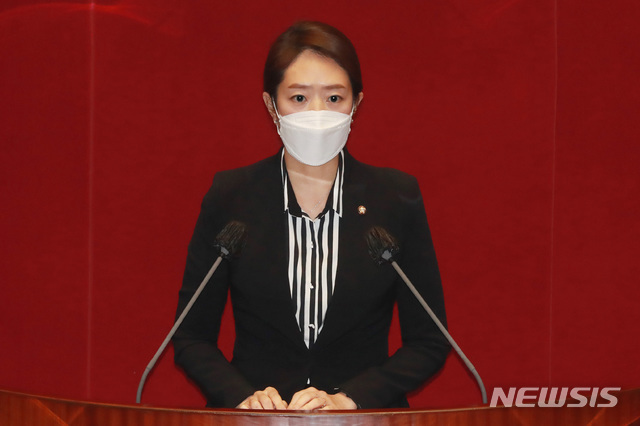 고민정 더불어민주당 의원이 1일 오후 서울 여의도 국회에서 열린 본회의에서 법률안 제안 설명을 하고 있다. (출처: 뉴시스)
