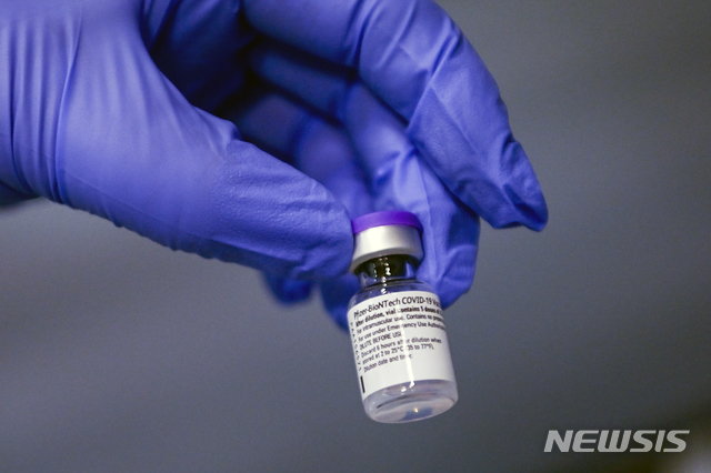한 의료진이 화이자의 신종 코로나바이러스 감염증(코로나19) 백신을 들어보이고 있다. (출처: 뉴시스)