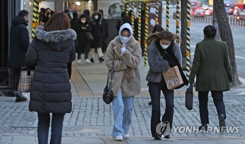 낮보다 기온이 크게 떨어진 28일 오후 서울 지하철 을지로입구역 근처에서 시민들이 몸을 웅크린 채 걸어가고 있다. (출처: 연합뉴스)