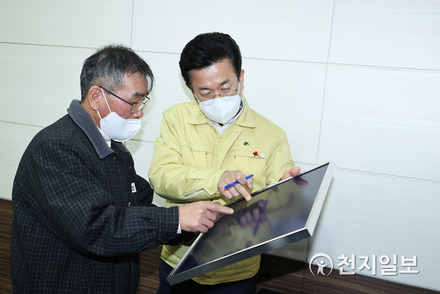 허태정 대전시장이 28일 올해 50주년을 맞은 대전산업단지관리공단을 찾아 격려하고 있다. (제공: 대전시) ⓒ천지일보 2021.1.28
