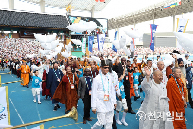 2018년 9월 18일 인천 아시아드 주경기장에서 ‘9.18 평화 만국회의 4주년 기념식’이 개최된 가운데 세계 종교인들이 입장하고 있다. (제공: HWPL) ⓒ천지일보DB