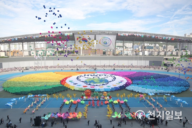 2018년 9월 18일 인천 아시아드 주경기장에서 열린 ‘9.18 평화 만국회의 4주년 기념식’에서 HWPL 서울경기남부지부 회원들이 ‘아름다운 평화세상’이라는 주제로 행진을 하고 있다. (제공: HWPL) ⓒ천지일보DB