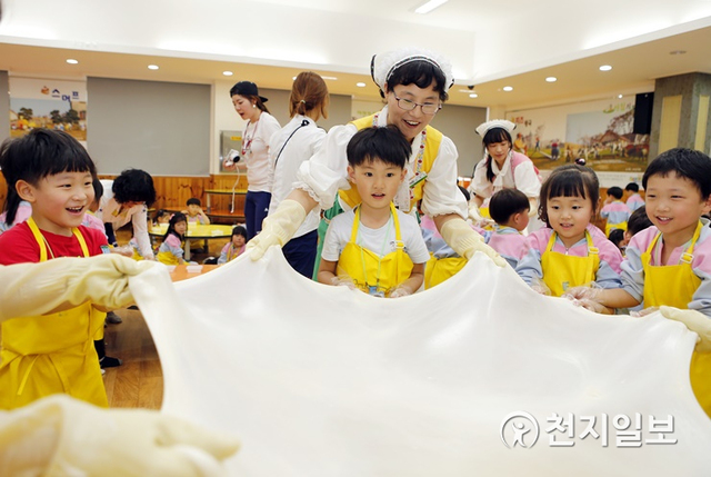 임실치즈테마파크 내 치즈요리체험행사에 참여하고 있는 아이들의 모습. (제공: 임실군청)ⓒ천지일보 2021.1.28