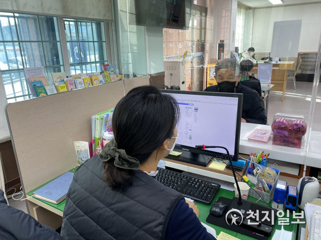 태백시 황연동행정복지센터 공무원이 민원실에 설치된 양방향마이크를 통해 민원인과 상담하고 있다. (제공: 태백시청) ⓒ천지일보 2021.1.29