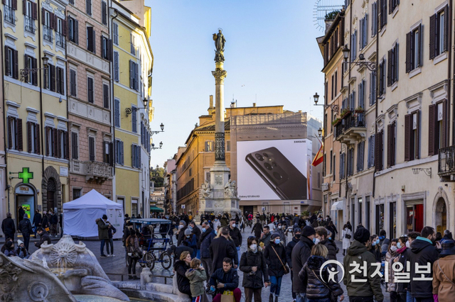 스페인 광장에 삼성전자의 갤럭시S21 광고가 송출되고 있다. (제공: 삼성전자) ⓒ천지일보 2021.1.29