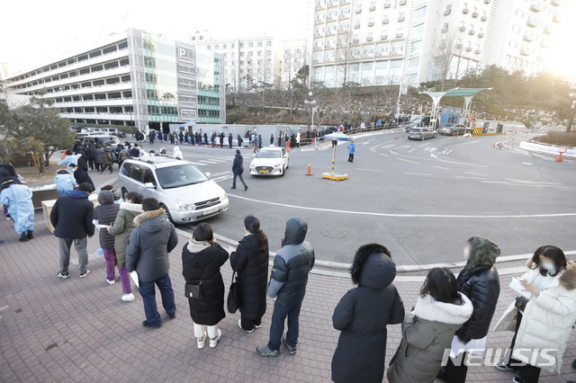 코로나19 23명 집단감염이 발생한 서울 한양대병원을 찾은 시민들이 선별진료소에서 검사를 기다리고 있다. (출처: 뉴시스)