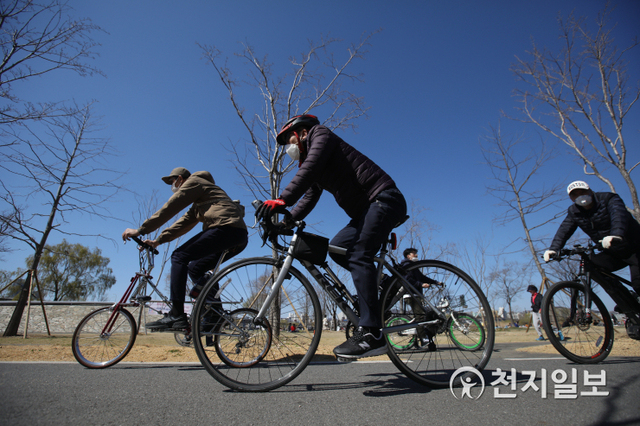 [천지일보=남승우 기자] 22일 오후 서울 반포한강시민공원에서 시민들이 자전거를 타고 있다. ⓒ천지일보 2020.3.22