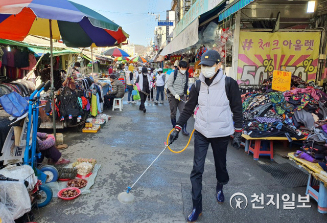 코로나19 확산예방을 위한 전통시장 방역원들이 방역소독을 펼치고 있다. (제공: 진주시) ⓒ천지일보 2021.1.31